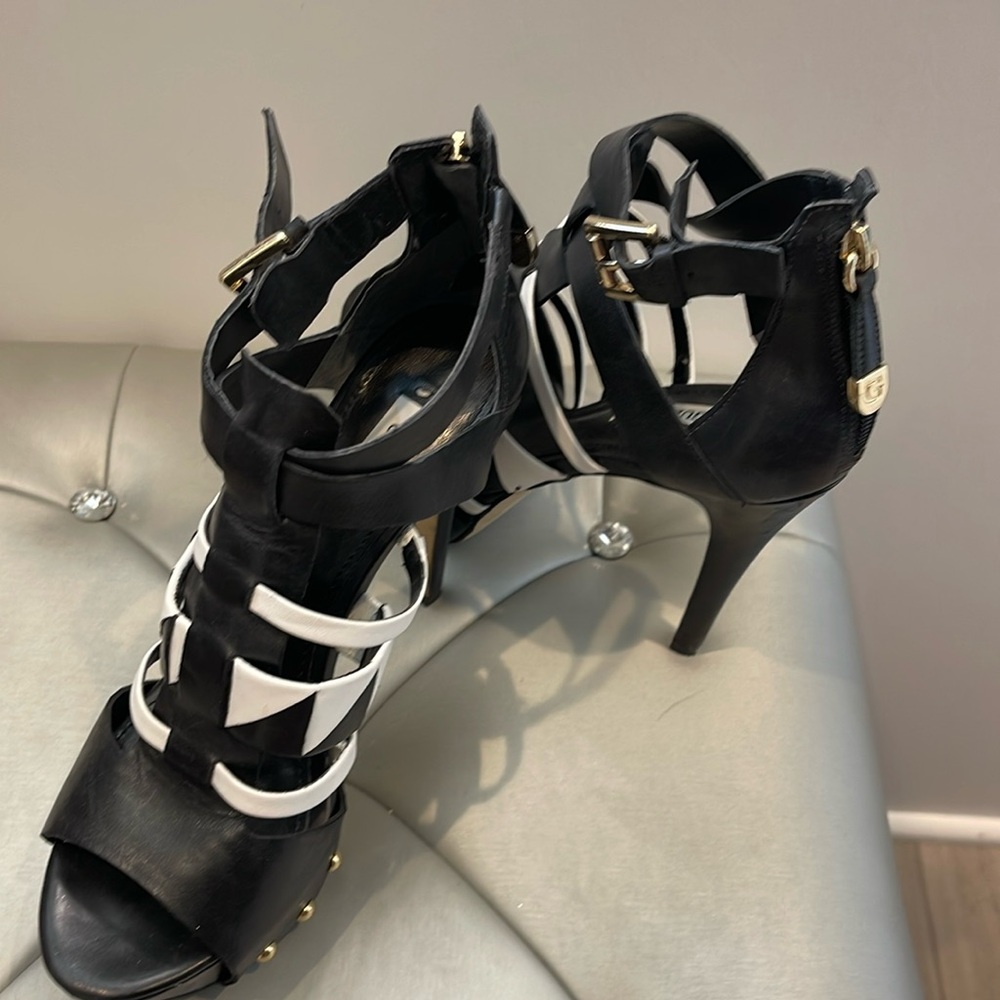 Guess 5’ Black-and-white high heels with zipper up the back